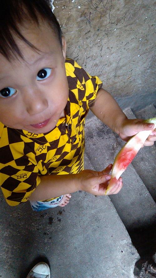 弟弟吃瓜的样子,弟弟吃瓜的萌态瞬间