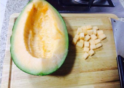 哈密瓜剩下的瓜囊怎么吃,哈密瓜瓜囊的多重美味探索