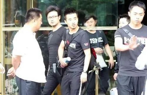 偷拍儿子吃瓜视频,儿子吃瓜视频引发家庭温馨瞬间